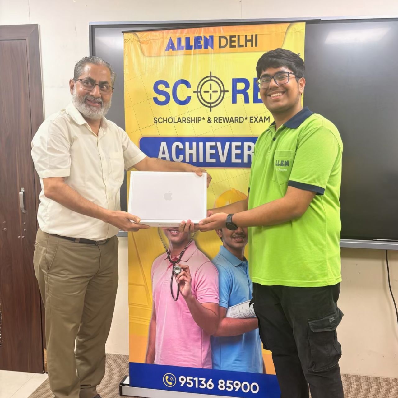 Ikshit Sethi receiving the first-prize Apple MacBook from Atul Khanna Sir at the ALLEN SCORE 2026 felicitation ceremony